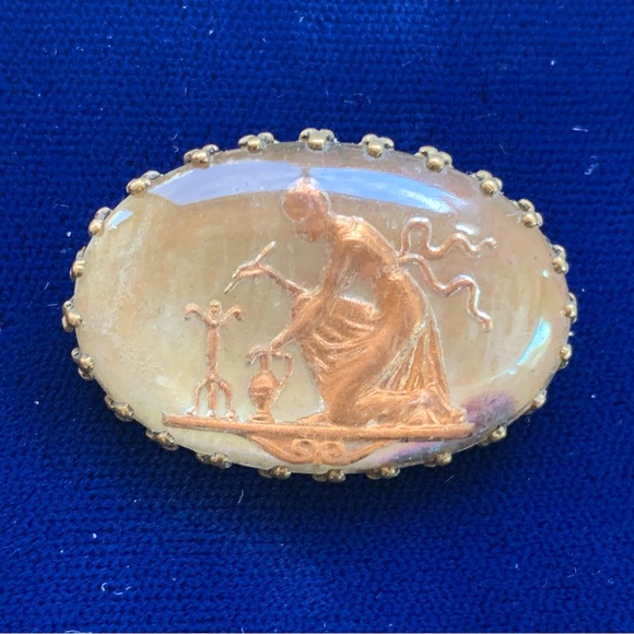 Antique Reverse Carved Mother of Pearl Intaglio Brooch - Picture 1 of 2